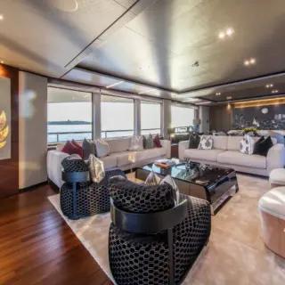 M/Y RESTLESS, Saloon