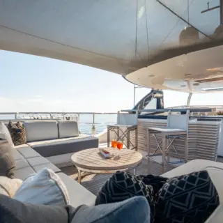 M/Y RESTLESS, Lounging
