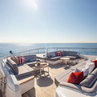 M/Y RESTLESS, Lounging