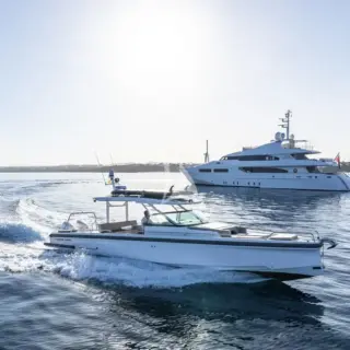 TITIAN PEARL - with chase boat Axopar - 2024