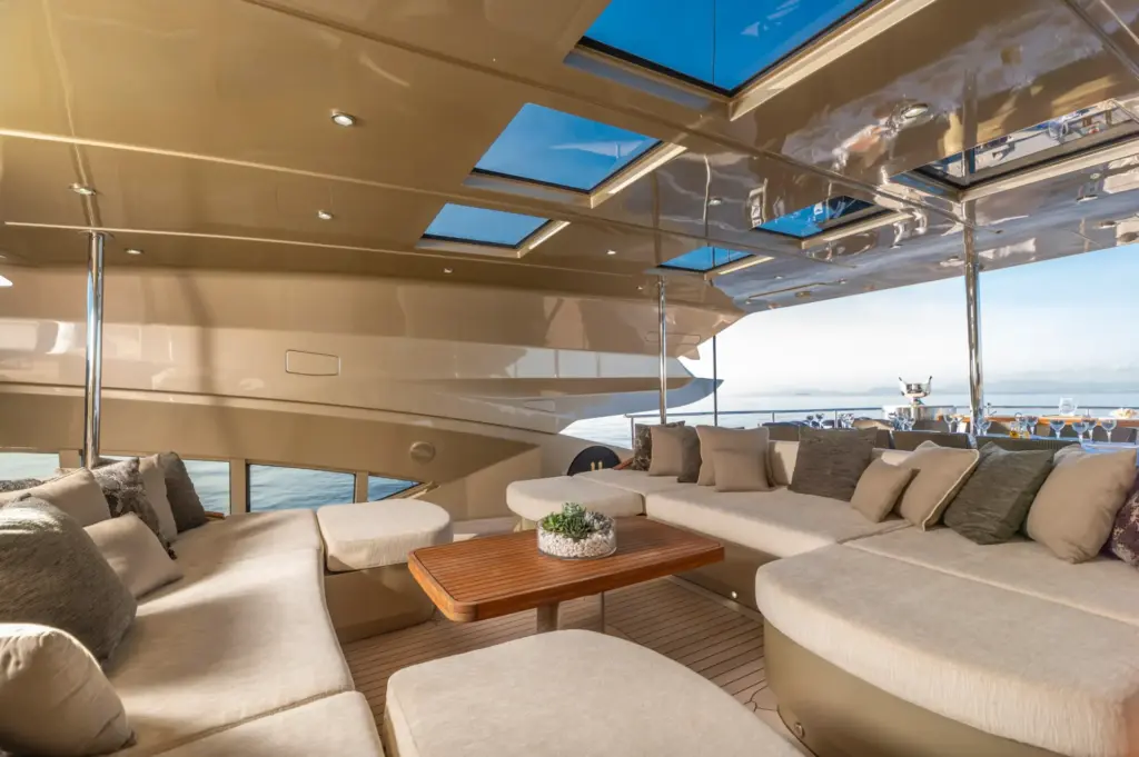 HOKULANI - Bridge deck seating area