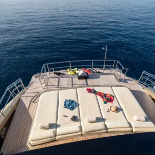 Aft deck large sunbathing area