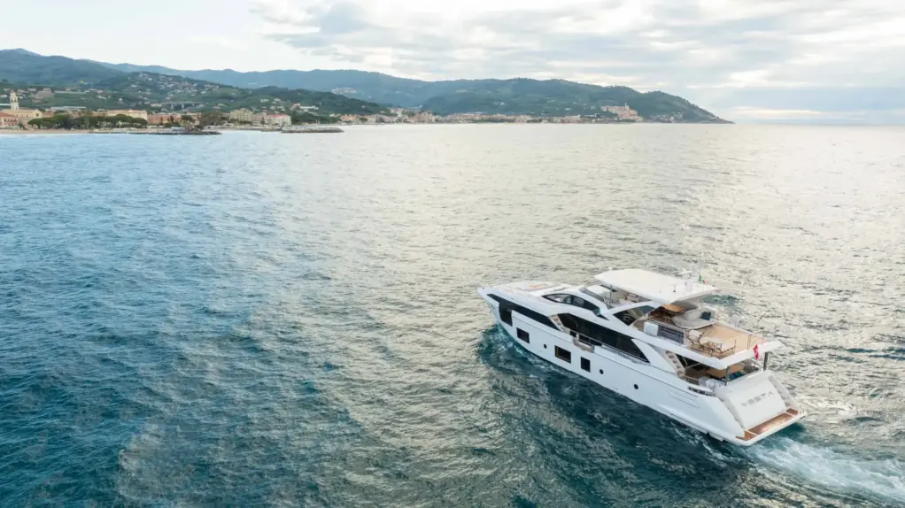 Motor Yacht Vesta - Exterior Profile