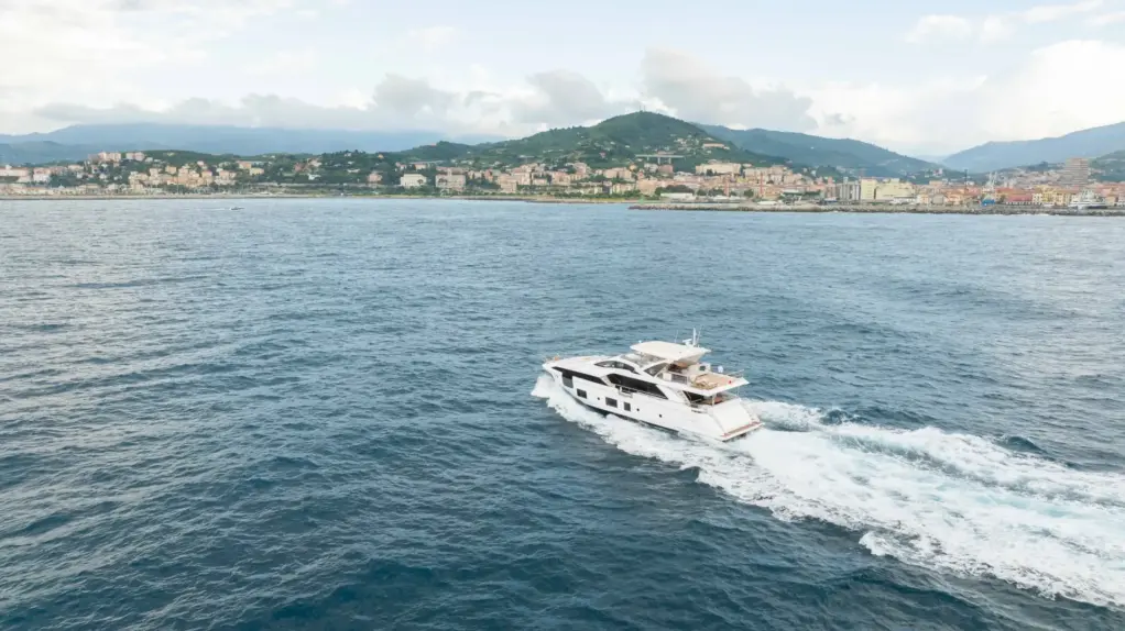 Motor Yacht Vesta - Exterior Profile