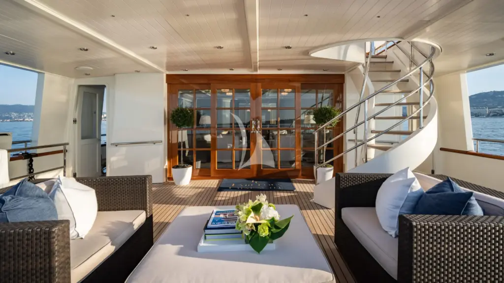 FABULOUS CHARACTER - Main Aft Deck