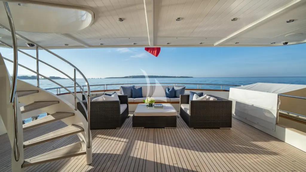 FABULOUS CHARACTER - Main Aft Deck