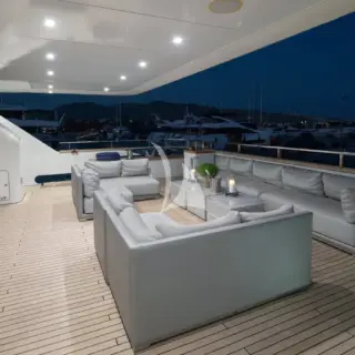 Upper deck