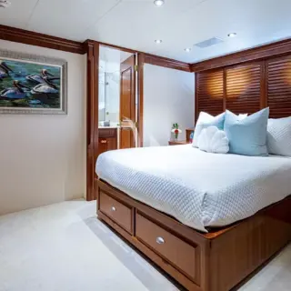 Queen guest cabin below
