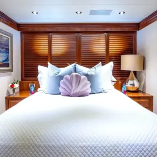 Queen guest cabin below