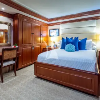 Queen guest cabin below
