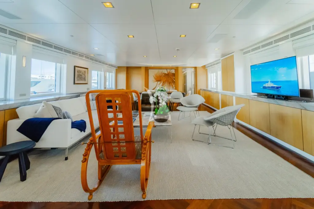 OCEAN'S SEVEN - Main Salon 