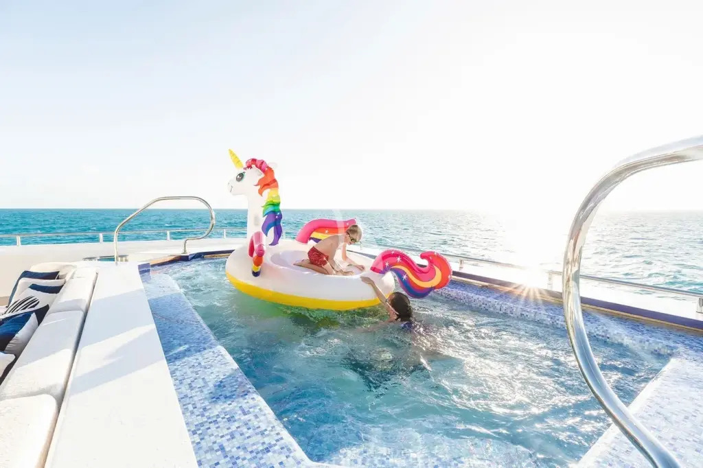 STARBURST IV - Main deck pool