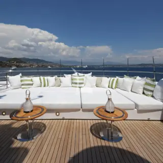 Sundeck aft