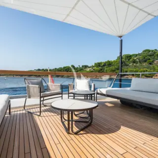 Flybridge aft seating