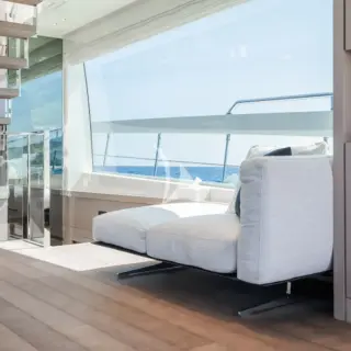 Light and spacious main saloon