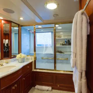 Lady J Master Stateroom Tub
