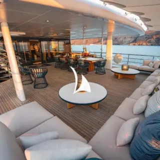 Bridge deck dining and lounging