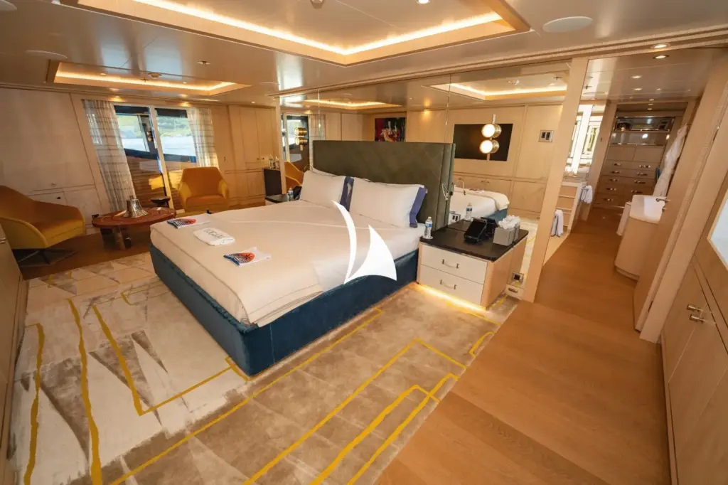 NOMAD - Master suite with fold-out balcony
