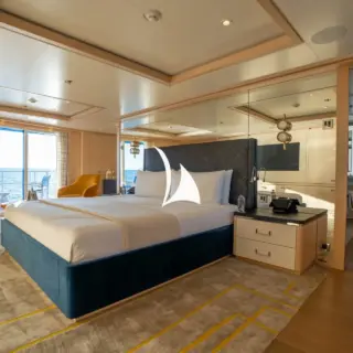 NOMAD - Master suite with fold-out balcony