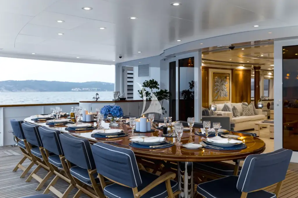 OLYMPUS (YET) - Main deck aft