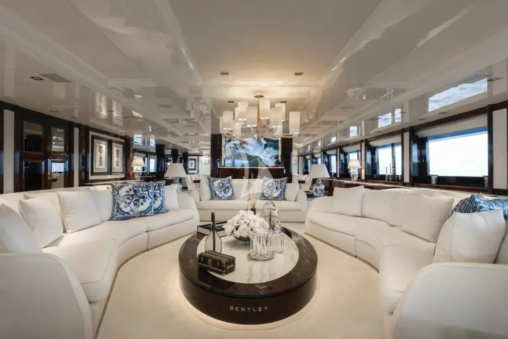 EMIR - Main deck lounge area