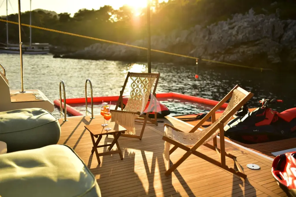 LOVE T - Beach Club Seating