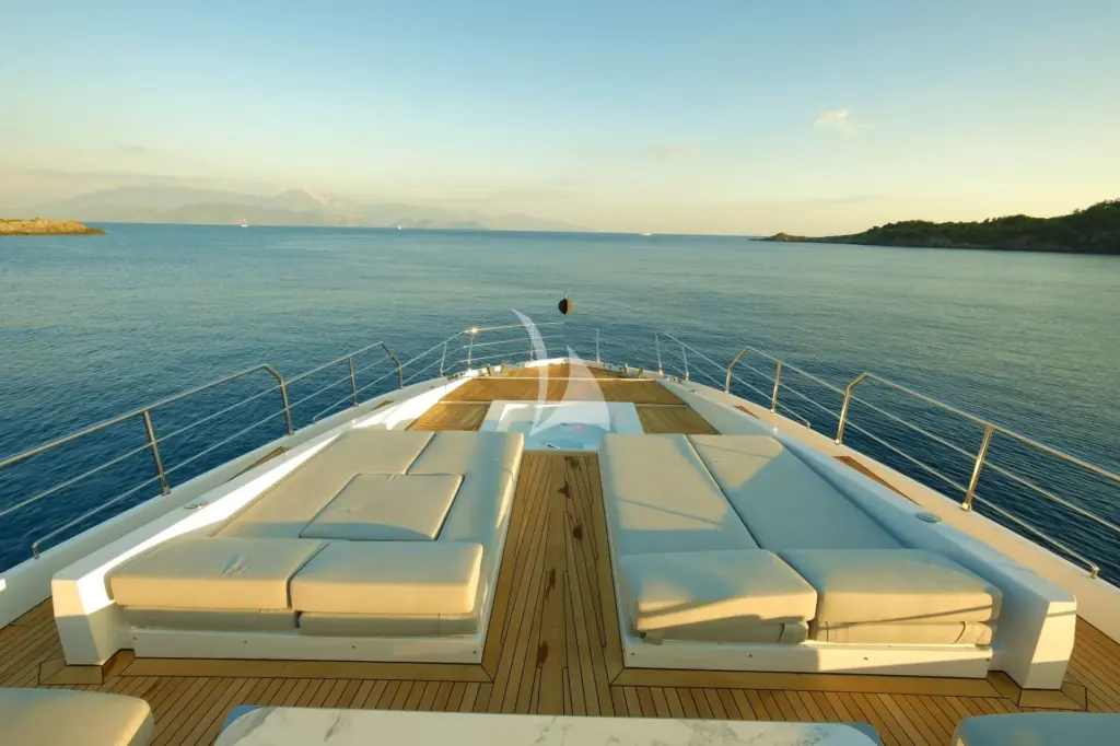 LOVE T - Foredeck Jacuzzi