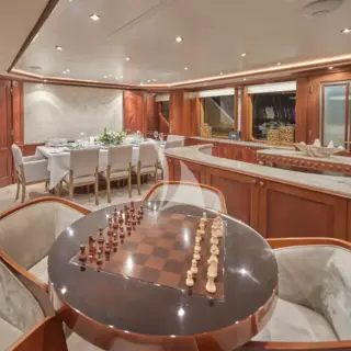 Midship salon main deck