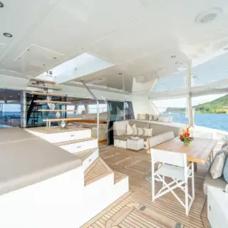 Main aft deck ext dining and stairs to flybrdge