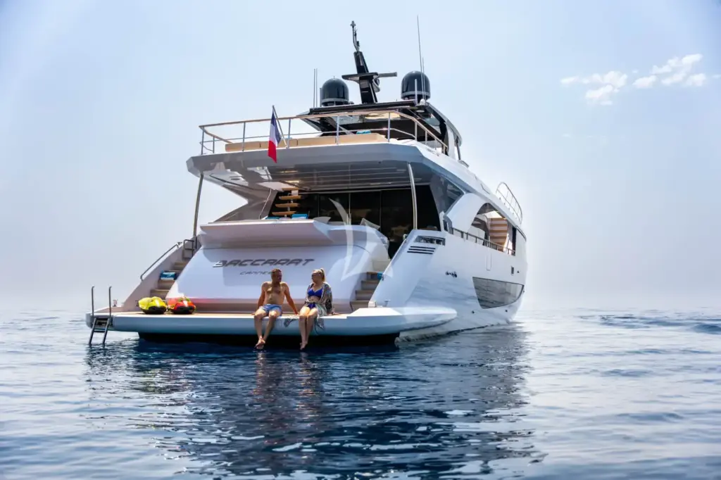 BACCARAT - At anchor