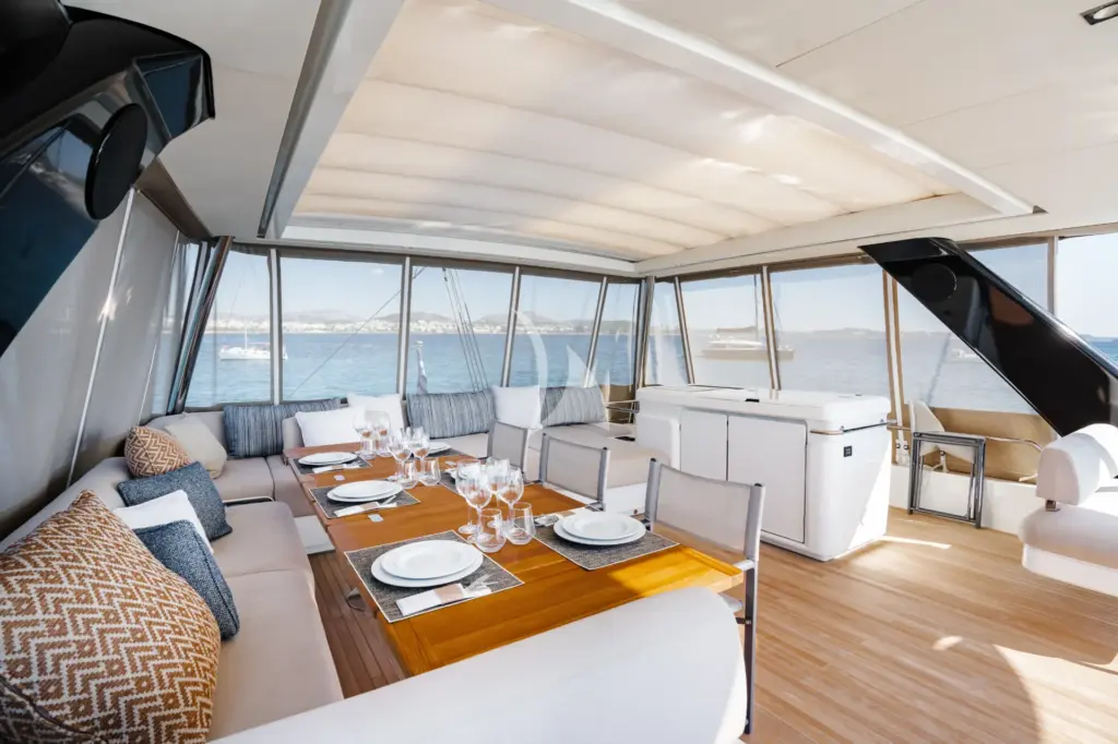 WHITE CAPS - Flybridge