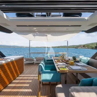 Pembe. Flybridge