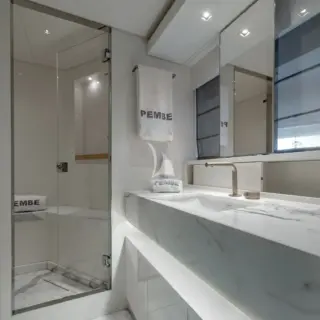 Pembe. Toilet