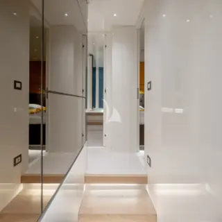 Pembe. Corridor