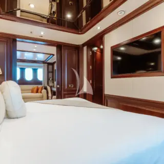 Full beam VIP cabin