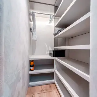 Seaclusion - Walk in wardrobe