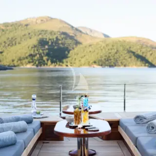 Foredeck sun loungers