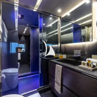 Master shower room en suite - his