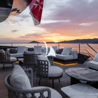 Upper deck aft sitting area