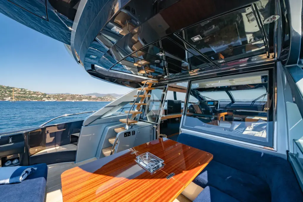 BLUE SHARK - Cockpit to front