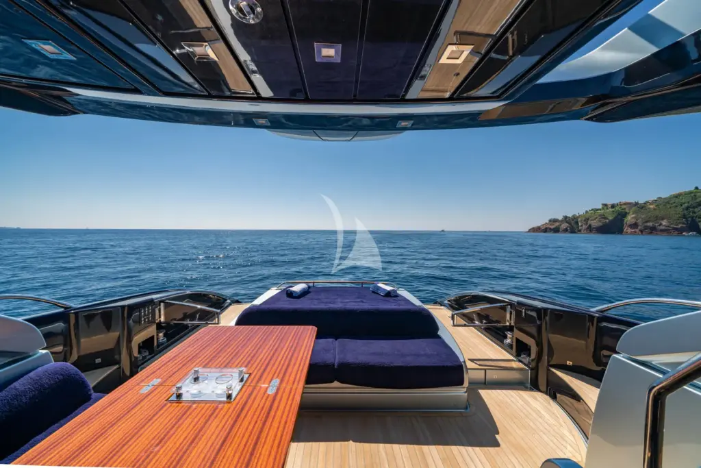 BLUE SHARK - Cockpit to rear