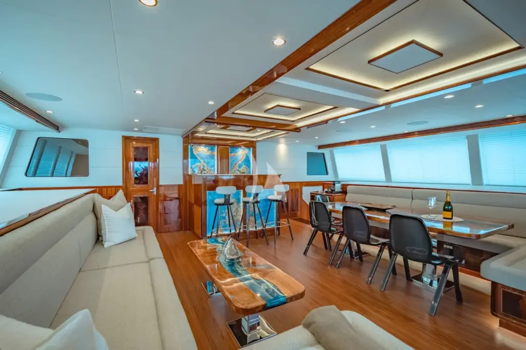 CRAZY LOVE - Main saloon