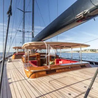 Aft deckhouse, cockpit to master cabin