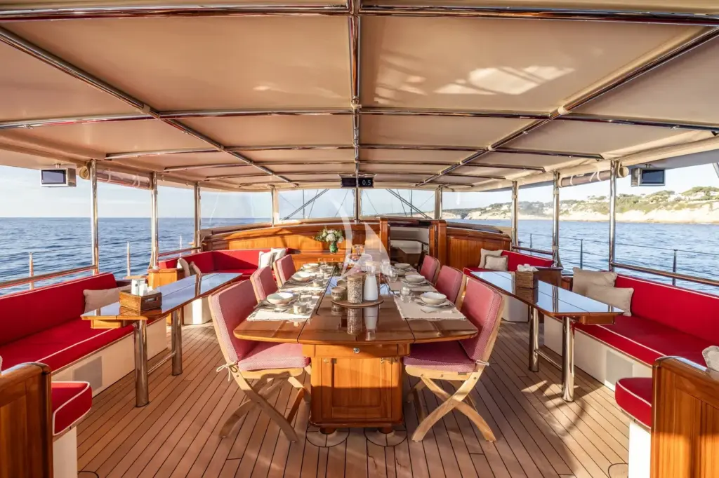 MAXIMUS - Cockpit dining in forward deckhouse