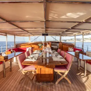 Cockpit dining in forward deckhouse