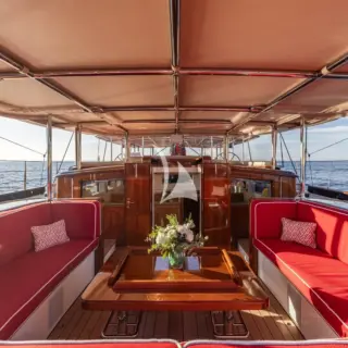 Aft deckhouse, cockpit to master cabin