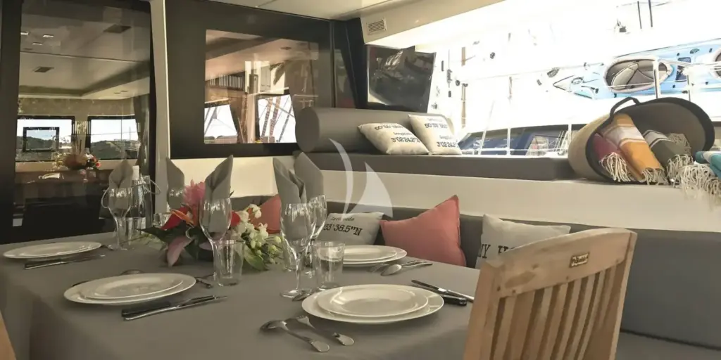 REVE2MER - dining table