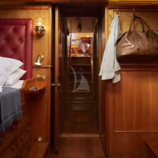 Black Swan - master cabin