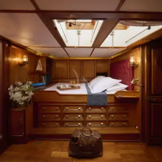 Black Swan - master cabin