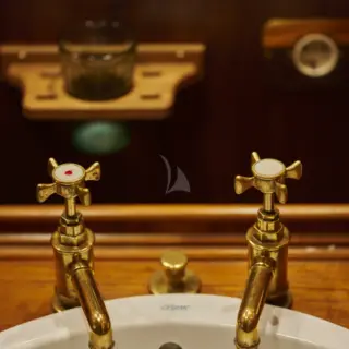 Black Swan - bathroom details